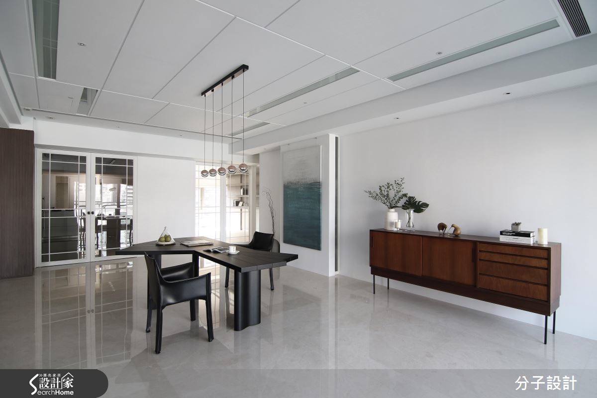 80 坪現代風居家，設計師透過格局重塑導入室外光源，